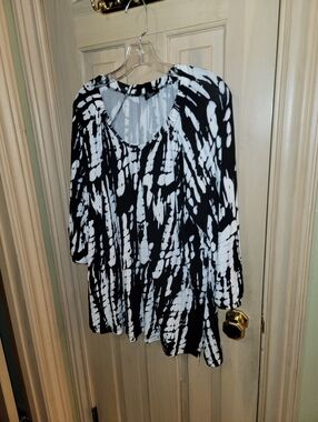 Womens Plus Sz 1X Strazzi Black And White Shirt